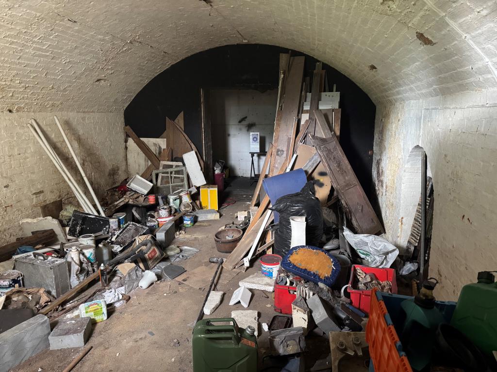 Lot: 189 - FREEHOLD FORMER HOTEL NOW ARRANGED AS TWO LARGE MAISONETTES WITH POTENTIAL - The Railway Arch - Part of the Property